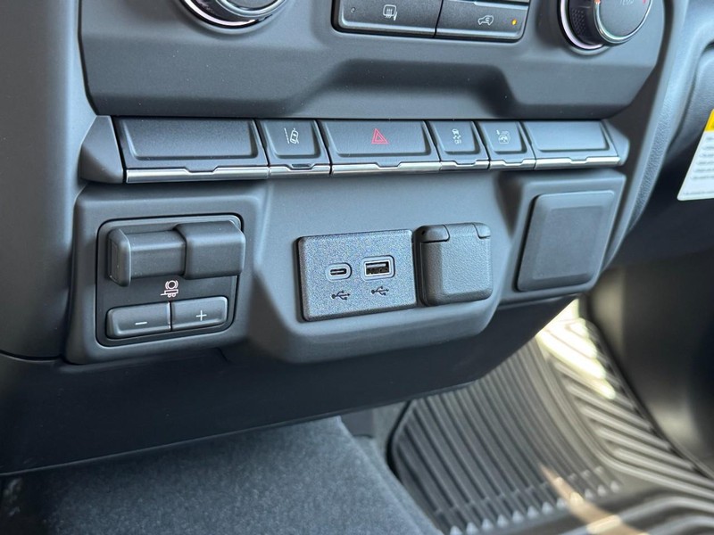 Chevrolet Silverado 2500HD Vehicle Image 11