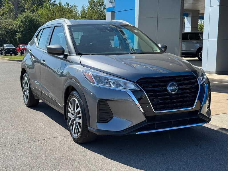 Nissan Kicks Vehicle Image 02