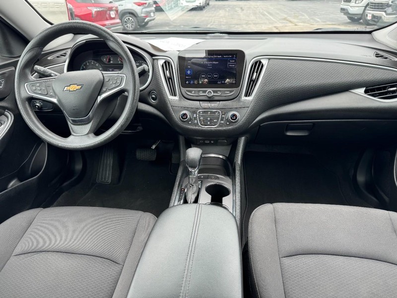 Chevrolet Malibu Vehicle Full-screen Gallery Image 11