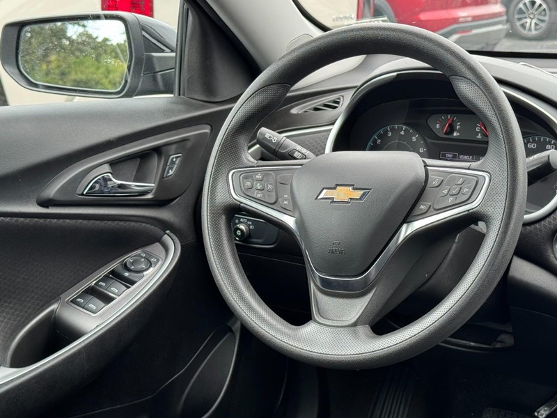 Chevrolet Malibu Vehicle Full-screen Gallery Image 12