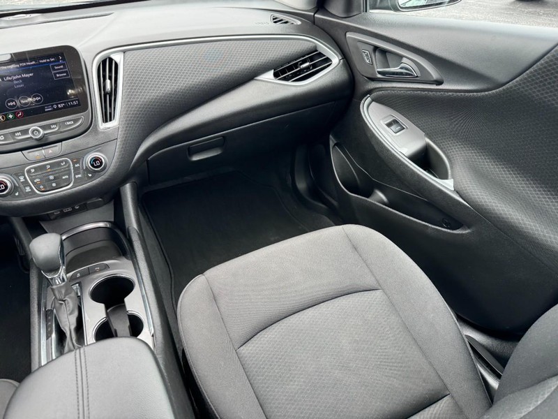 Chevrolet Malibu Vehicle Full-screen Gallery Image 15
