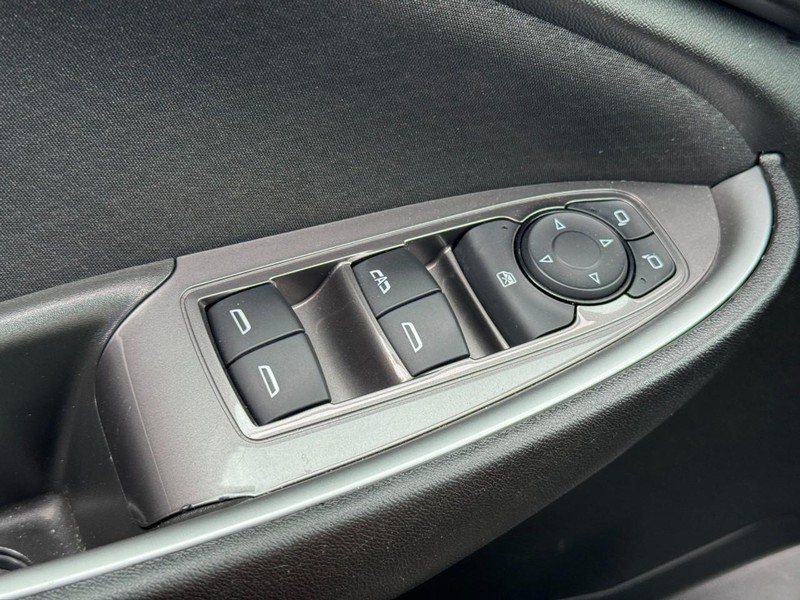 Chevrolet Malibu Vehicle Full-screen Gallery Image 22