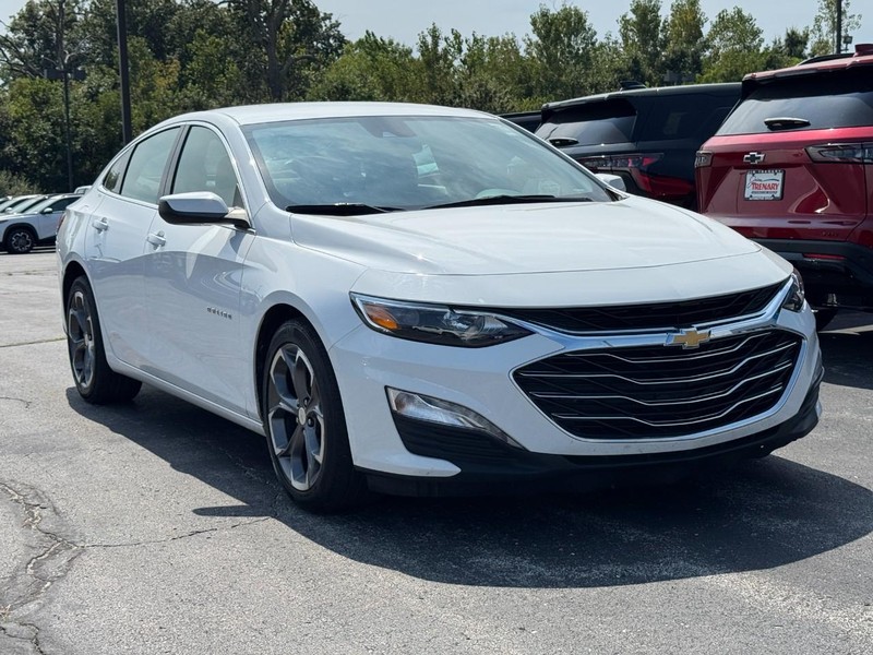 Chevrolet Malibu Vehicle Full-screen Gallery Image 02