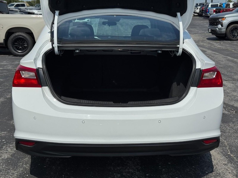 Chevrolet Malibu Vehicle Full-screen Gallery Image 05