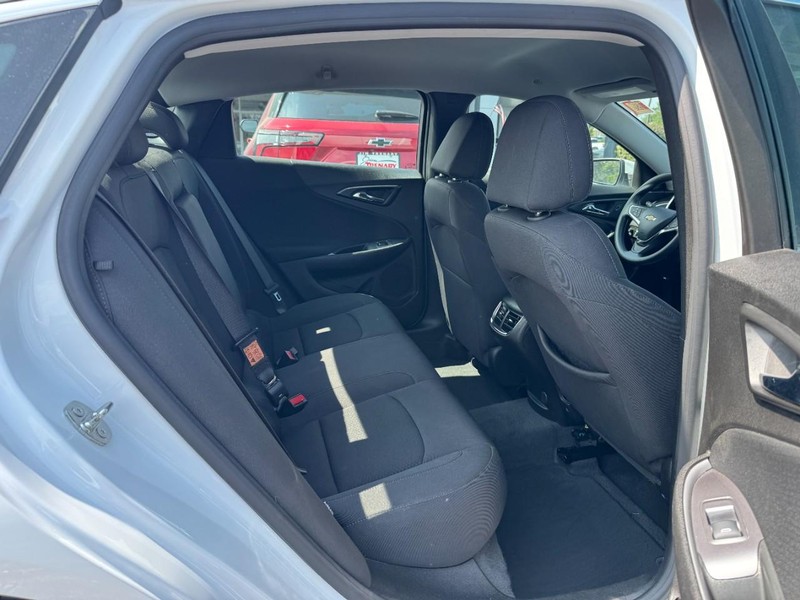 Chevrolet Malibu Vehicle Full-screen Gallery Image 10