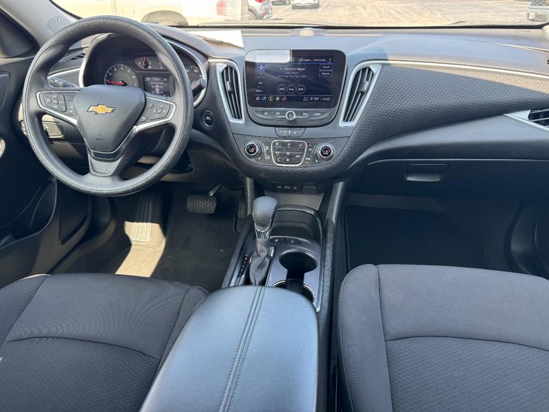 Chevrolet Malibu Vehicle Full-screen Gallery Image 11