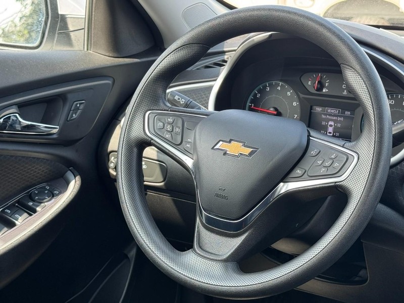 Chevrolet Malibu Vehicle Full-screen Gallery Image 12