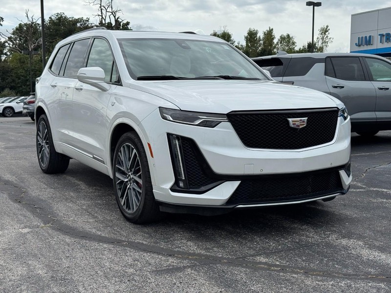 Cadillac XT6 Vehicle Full-screen Gallery Image 02