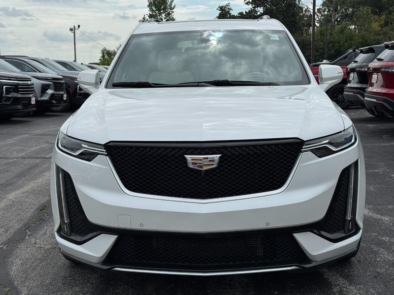 Cadillac XT6 Vehicle Full-screen Gallery Image 09