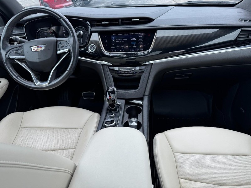 Cadillac XT6 Vehicle Full-screen Gallery Image 12