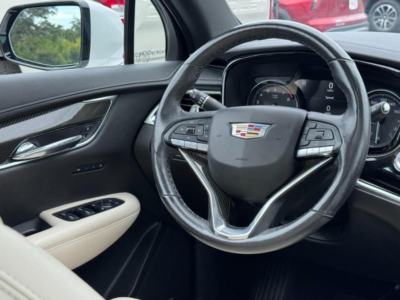 Cadillac XT6 Vehicle Full-screen Gallery Image 13
