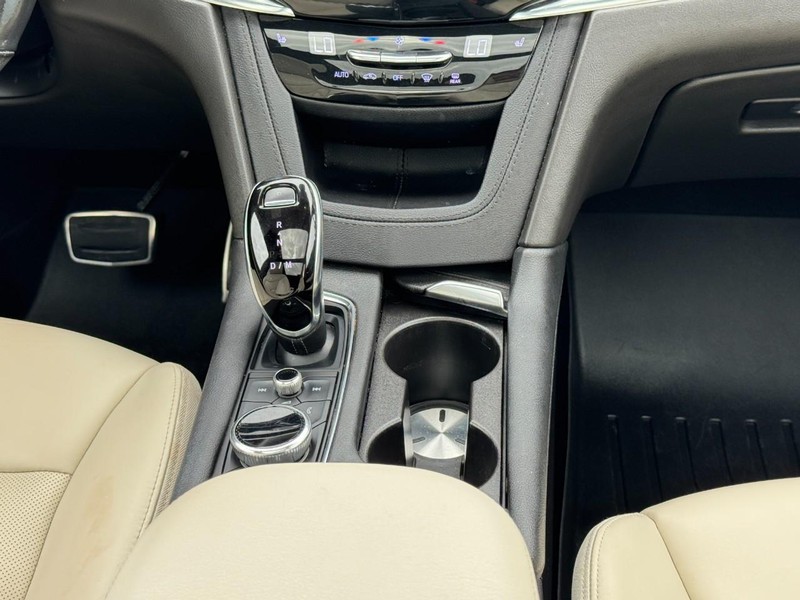 Cadillac XT6 Vehicle Full-screen Gallery Image 15