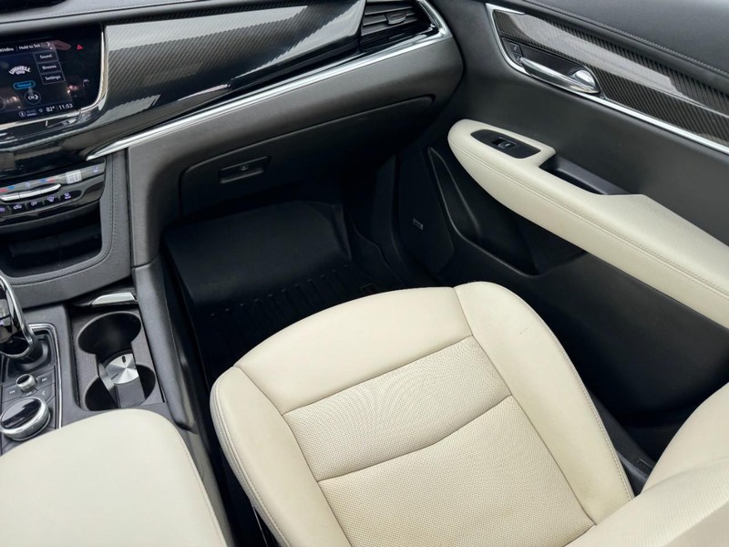 Cadillac XT6 Vehicle Full-screen Gallery Image 16