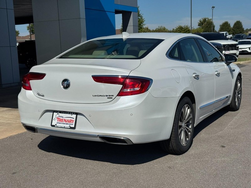Buick LaCrosse Vehicle Full-screen Gallery Image 03