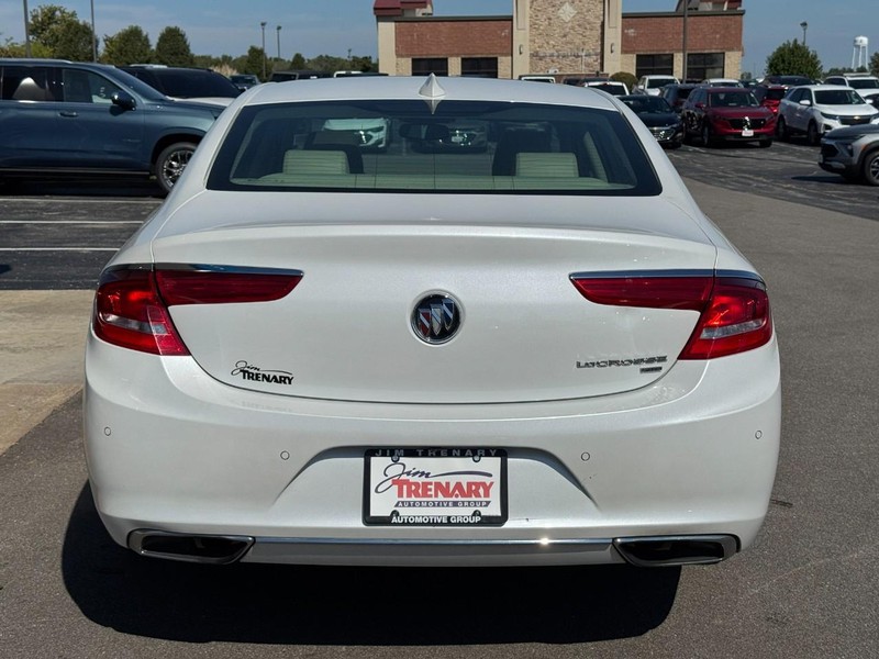 Buick LaCrosse Vehicle Full-screen Gallery Image 04