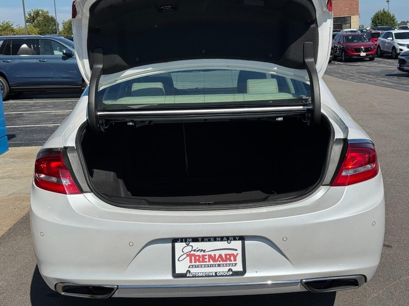 Buick LaCrosse Vehicle Full-screen Gallery Image 05