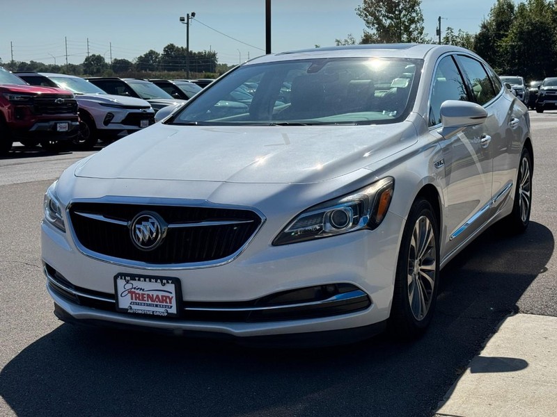 Buick LaCrosse Vehicle Full-screen Gallery Image 08