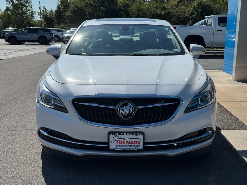 Buick LaCrosse Vehicle Full-screen Gallery Image 09