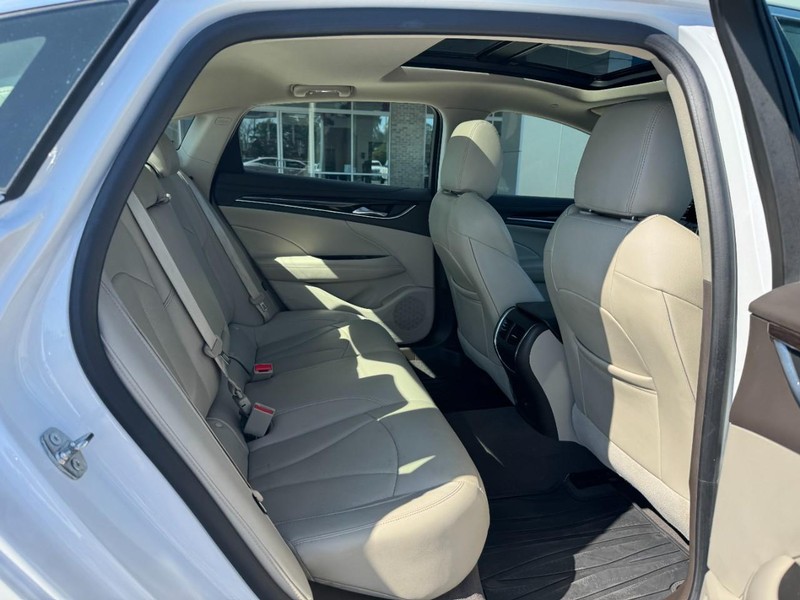Buick LaCrosse Vehicle Full-screen Gallery Image 10