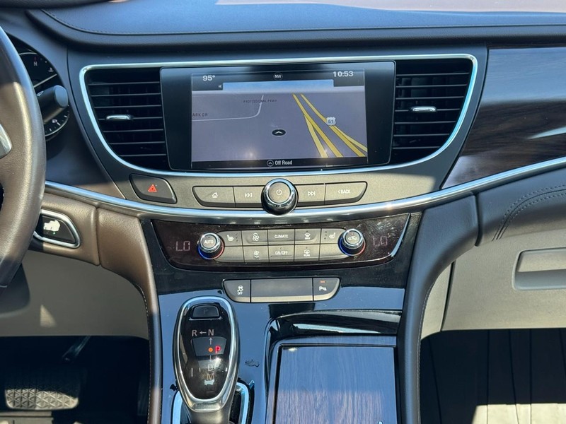 Buick LaCrosse Vehicle Full-screen Gallery Image 13