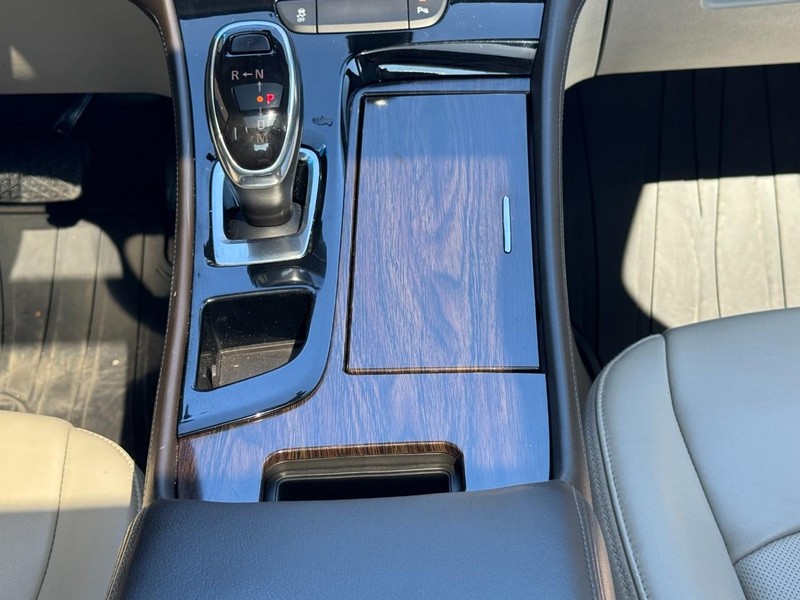 Buick LaCrosse Vehicle Full-screen Gallery Image 14