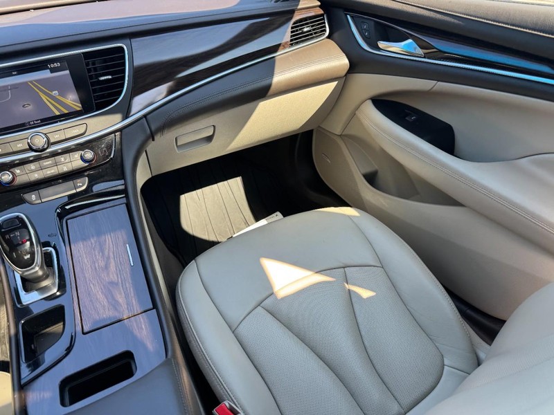 Buick LaCrosse Vehicle Full-screen Gallery Image 15