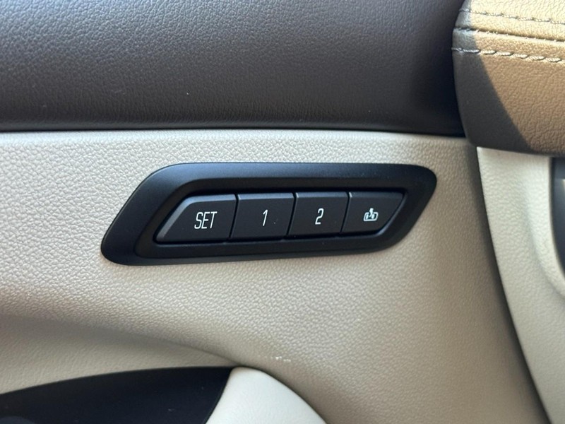 Buick LaCrosse Vehicle Full-screen Gallery Image 16