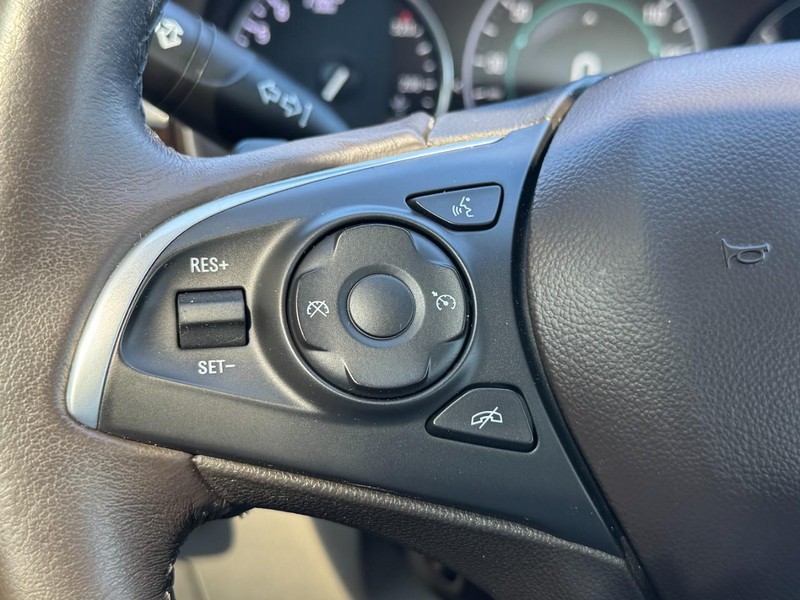 Buick LaCrosse Vehicle Full-screen Gallery Image 17