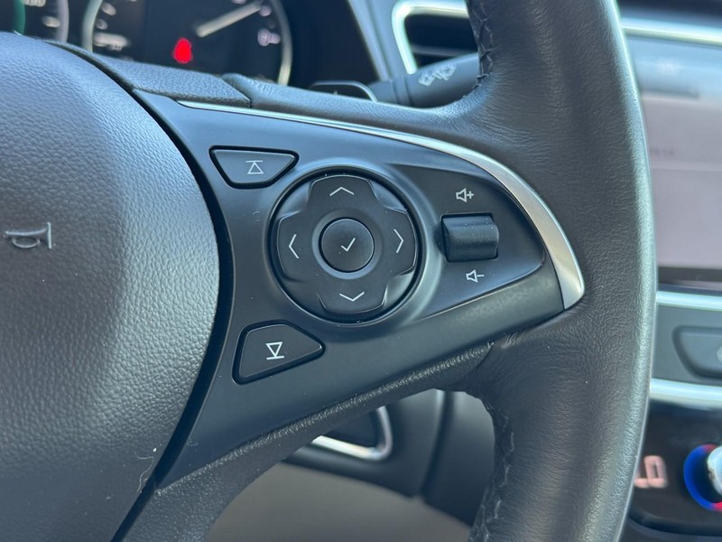 Buick LaCrosse Vehicle Full-screen Gallery Image 18