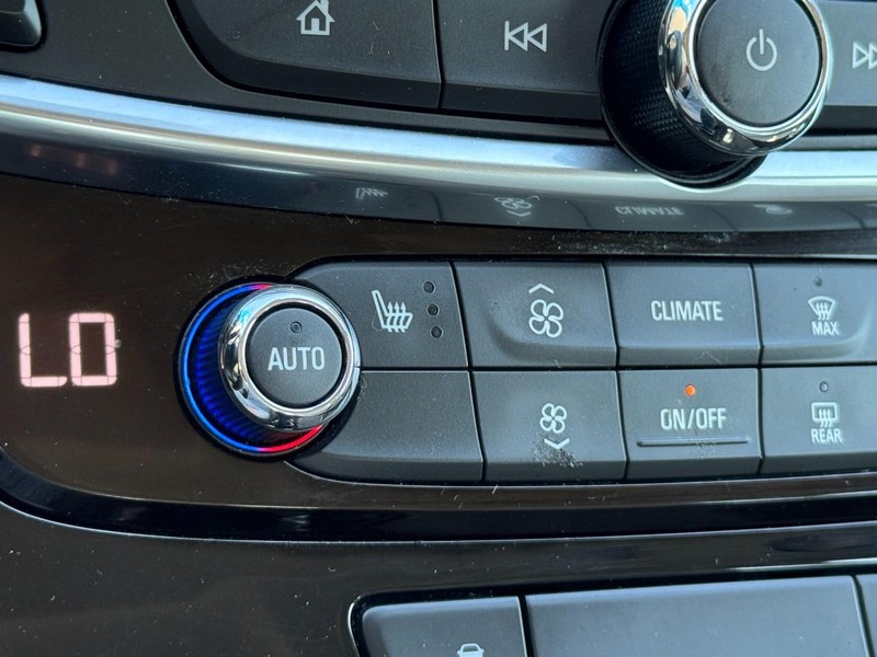 Buick LaCrosse Vehicle Full-screen Gallery Image 20