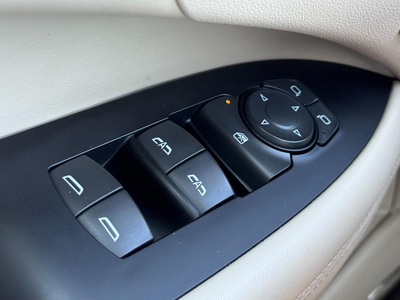 Buick LaCrosse Vehicle Full-screen Gallery Image 23