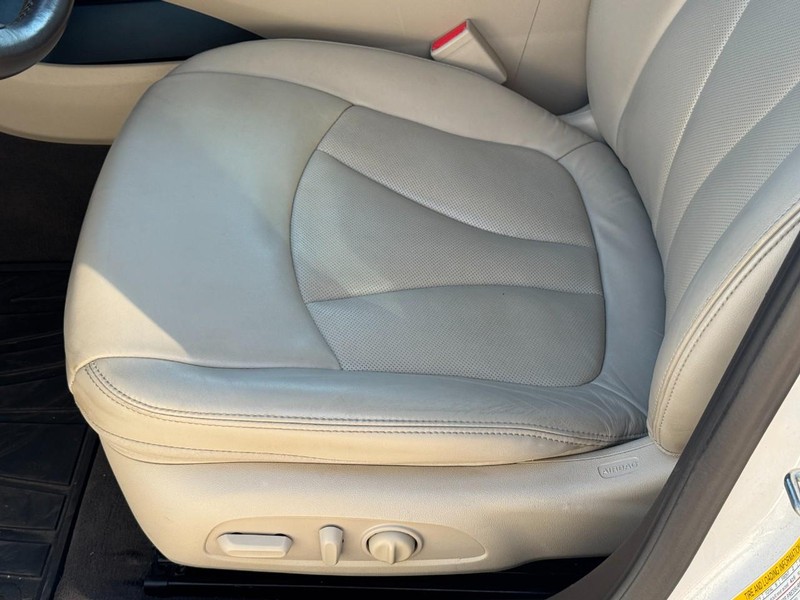 Buick LaCrosse Vehicle Full-screen Gallery Image 24