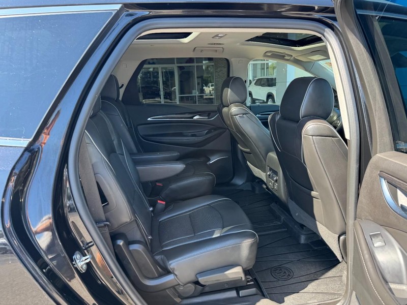 Buick Enclave Vehicle Full-screen Gallery Image 10