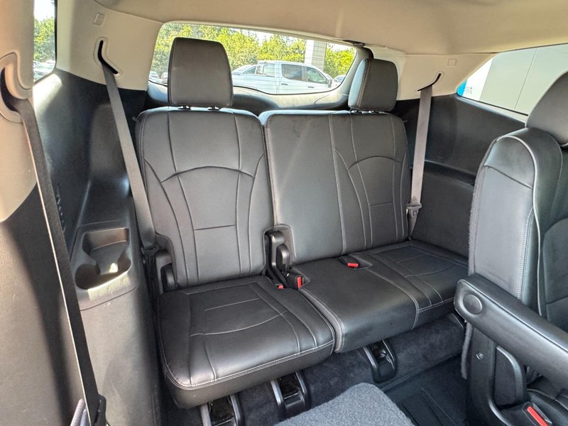 Buick Enclave Vehicle Full-screen Gallery Image 11