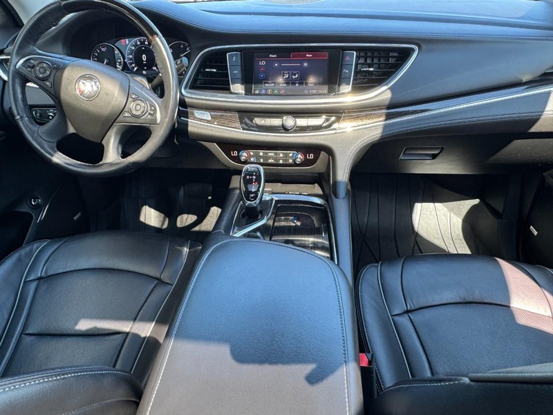 Buick Enclave Vehicle Full-screen Gallery Image 12