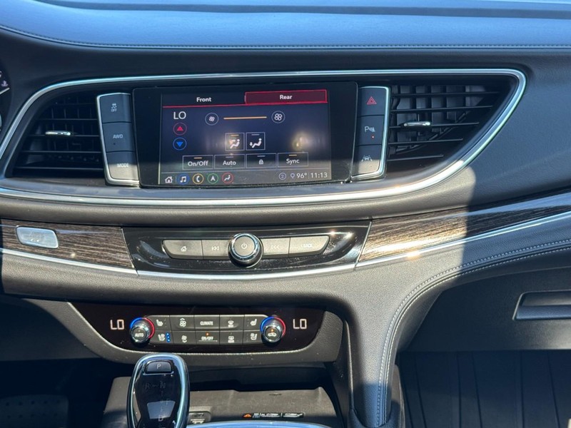 Buick Enclave Vehicle Full-screen Gallery Image 14