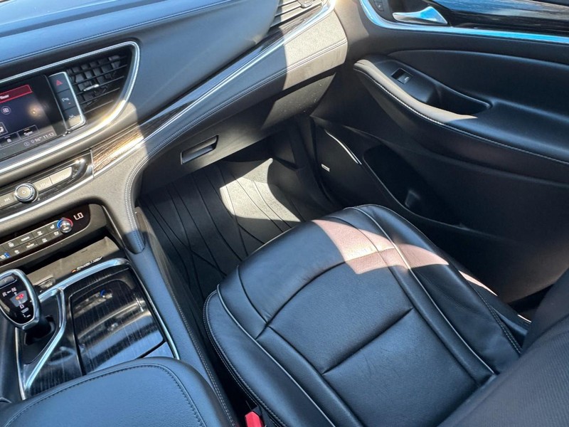 Buick Enclave Vehicle Full-screen Gallery Image 16