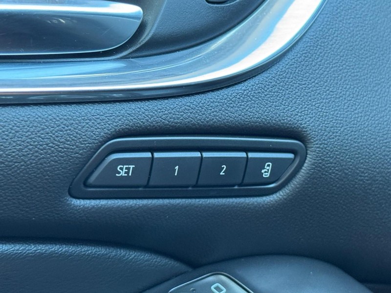 Buick Enclave Vehicle Full-screen Gallery Image 17