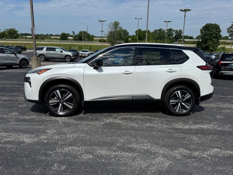 Nissan Rogue Vehicle Full-screen Gallery Image 2