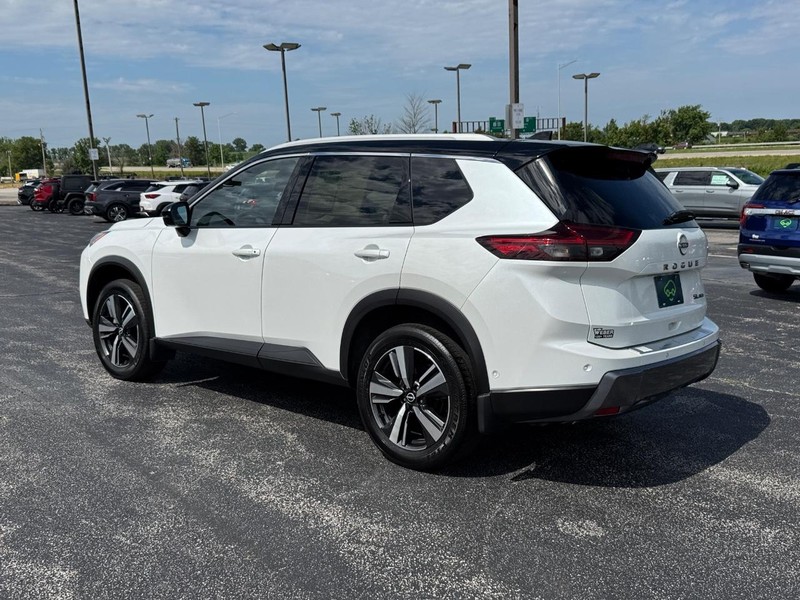 Nissan Rogue Vehicle Full-screen Gallery Image 3