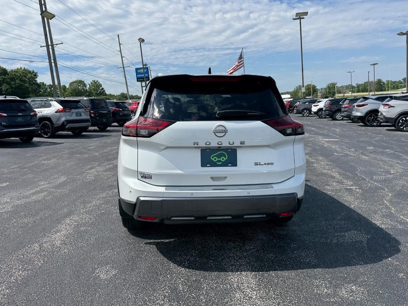 Nissan Rogue Vehicle Full-screen Gallery Image 4