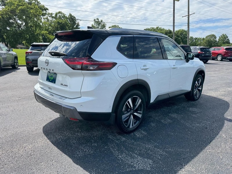 Nissan Rogue Vehicle Full-screen Gallery Image 5