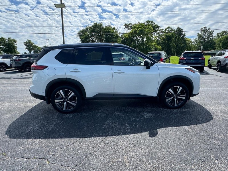 Nissan Rogue Vehicle Full-screen Gallery Image 6