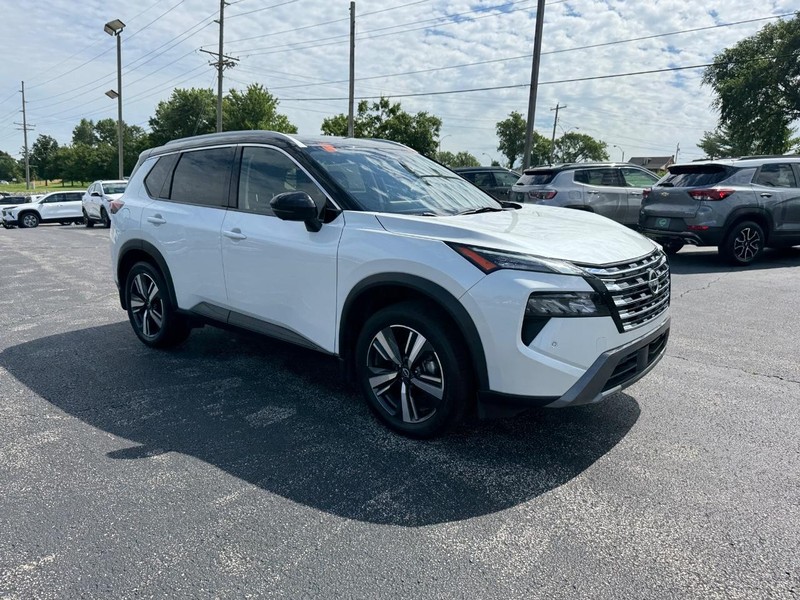 Nissan Rogue Vehicle Full-screen Gallery Image 7