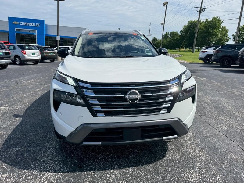 Nissan Rogue Vehicle Full-screen Gallery Image 8