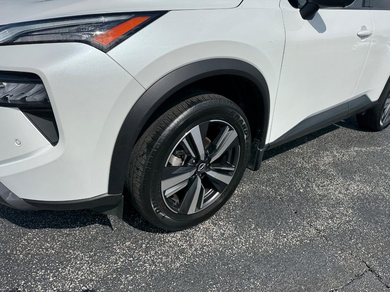 Nissan Rogue Vehicle Full-screen Gallery Image 9