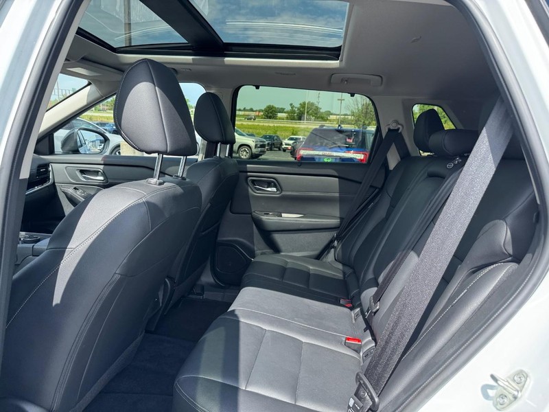 Nissan Rogue Vehicle Full-screen Gallery Image 10