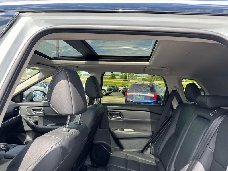 Nissan Rogue Vehicle Full-screen Gallery Image 11