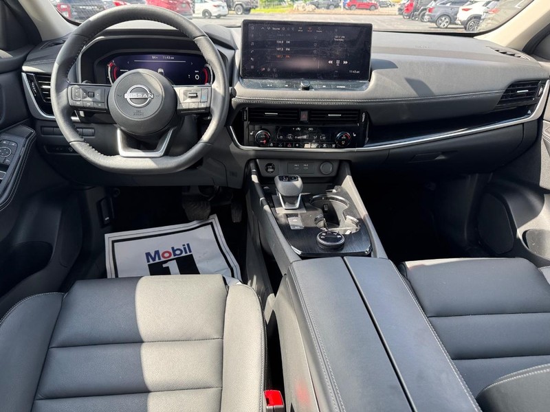 Nissan Rogue Vehicle Full-screen Gallery Image 12