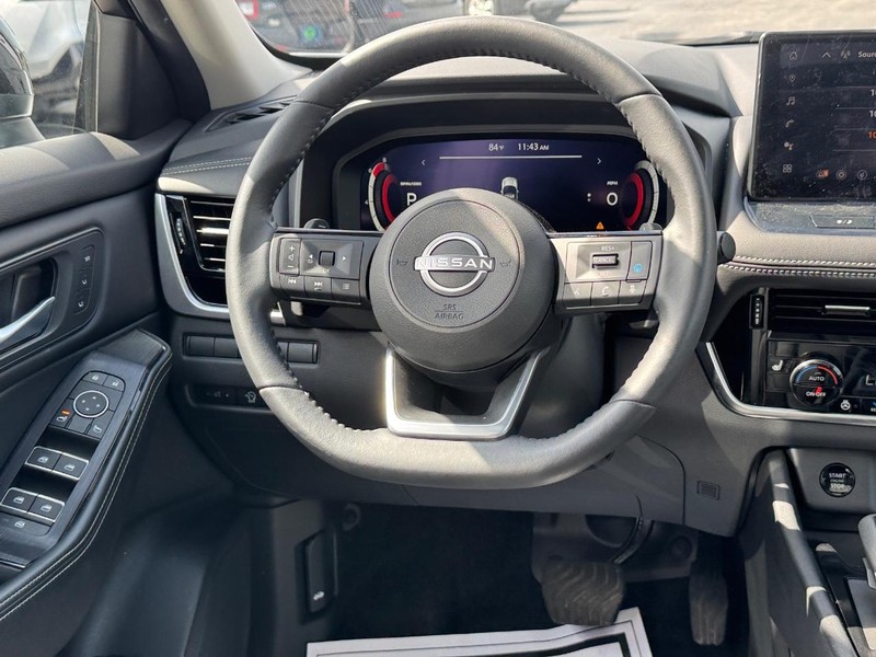 Nissan Rogue Vehicle Full-screen Gallery Image 13